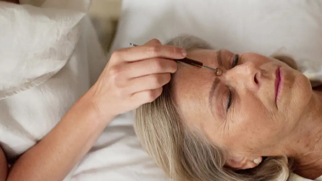 Gold and black eyeliner brush with a sleek, ergonomic handle.